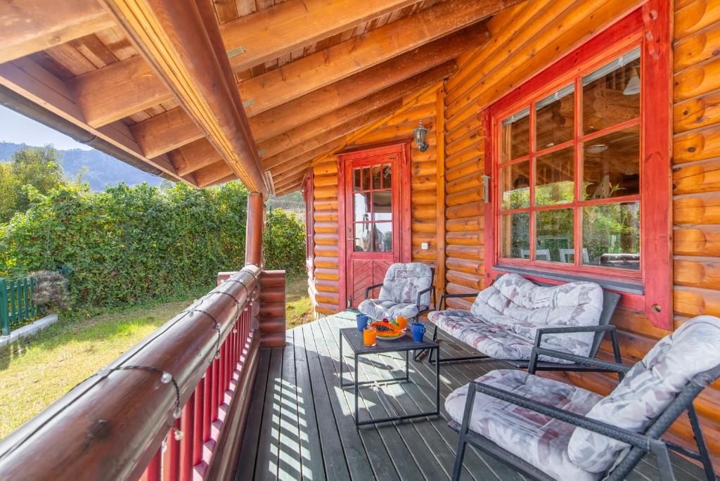 阿魯卡斯的住宿－Home2Book Cozy Cottage Arucas, Porch, Garden & BBQ，小屋的门廊,配有椅子和窗户