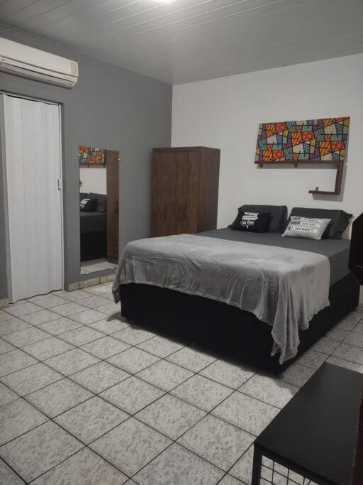 - une chambre avec un grand lit dans l'établissement Quarto aconchegante Completo, à Rio Branco