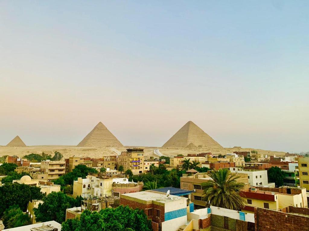 カイロにあるEyad Pyramids viewのギザと市街のピラミッドの眺め