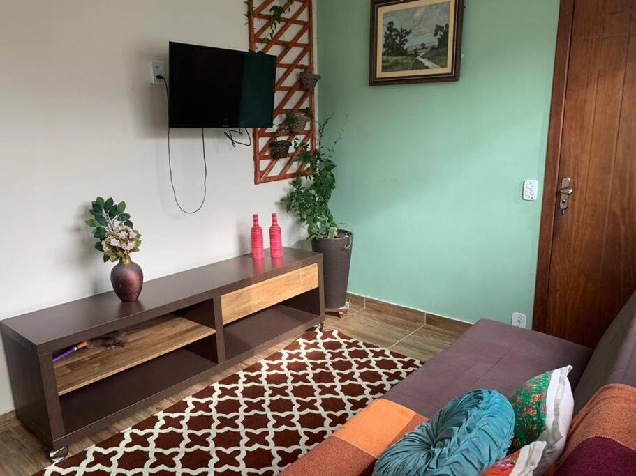 een woonkamer met een tv aan de muur bij Canto do aconchego/ Coqueiral de Itaparica in Vila Velha