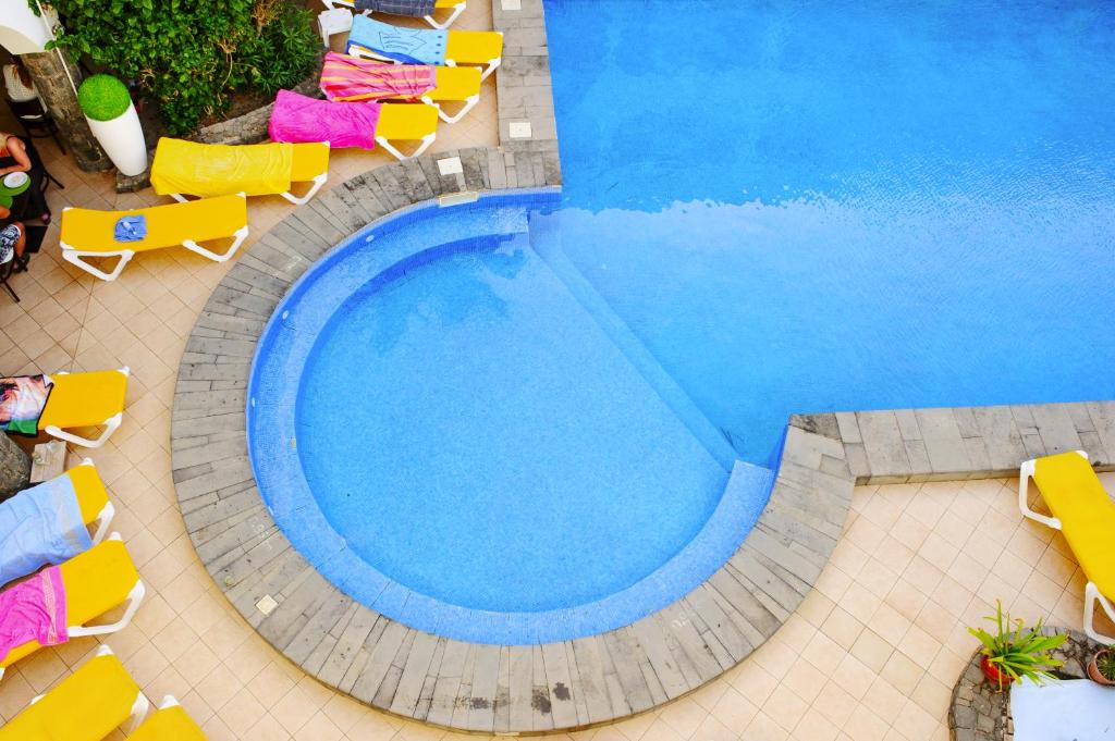 Bazén v ubytování Ouril Pontao Hotel nebo v jeho okolí