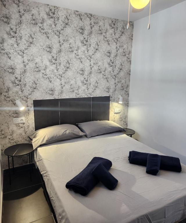 una camera con un letto con due cuscini sopra di Bungalow del sol a Playa del Ingles