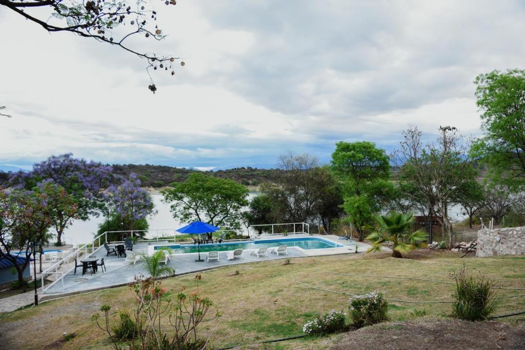 een zwembad met uitzicht op een waterlichaam bij Casa Corral Terra in Coronel Moldes