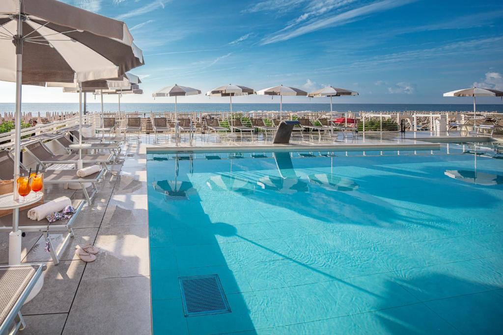 Bazén v ubytování Hotel Capitol nebo v jeho okolí