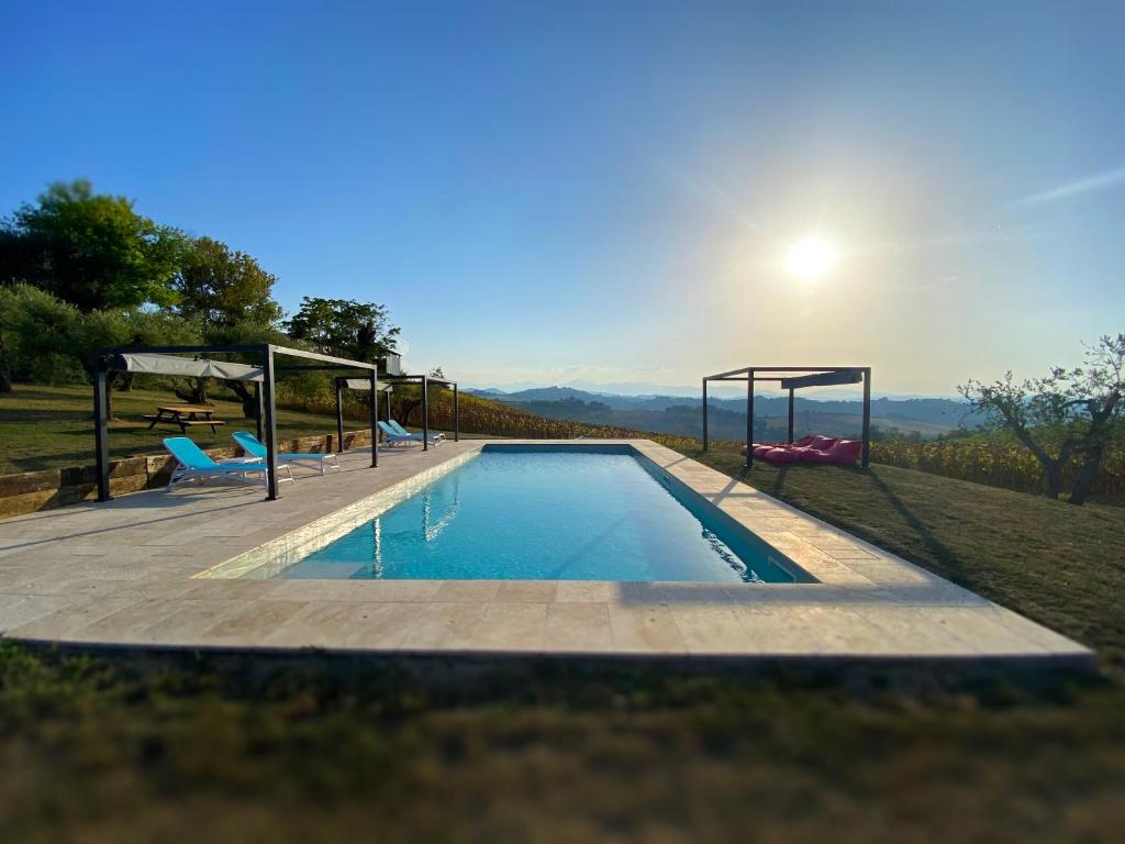 een zwembad met uitzicht op de bergen bij Agriturismo Casafaro Petritoli in Petritoli