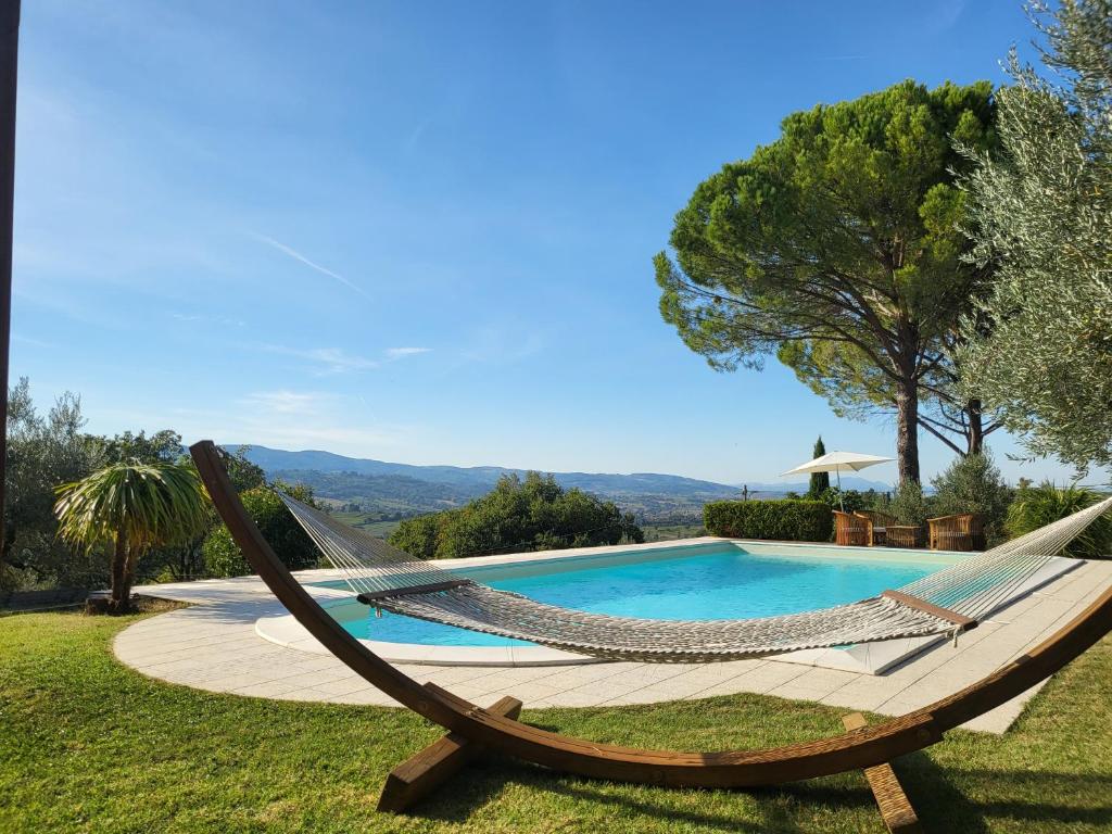 una hamaca frente a una piscina en Villa with Pool and Countryside View, en Montefalco