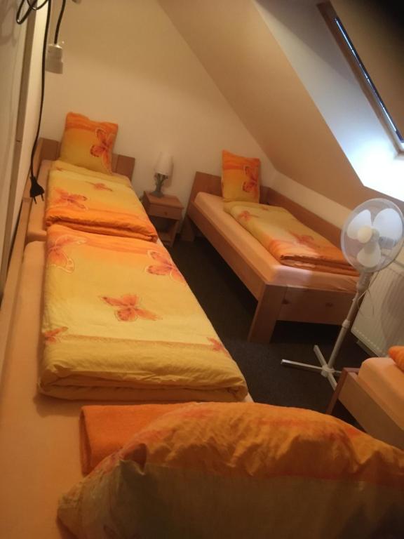 Camera mansardata con 2 letti e una lampada. di Pokoje RELAX a Rybniště