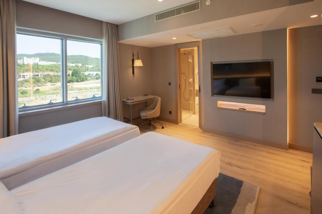 Postel nebo postele na pokoji v ubytování Kolin Hotel Spa & Convention Center