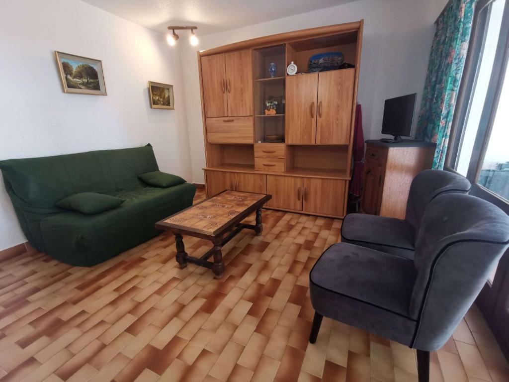 - un salon avec un canapé, une chaise et une table dans l'établissement T3 avec Piscine et Tennis à 100m de la Mer - Cap d'Agde - FR-1-607-117, au Cap d'Agde