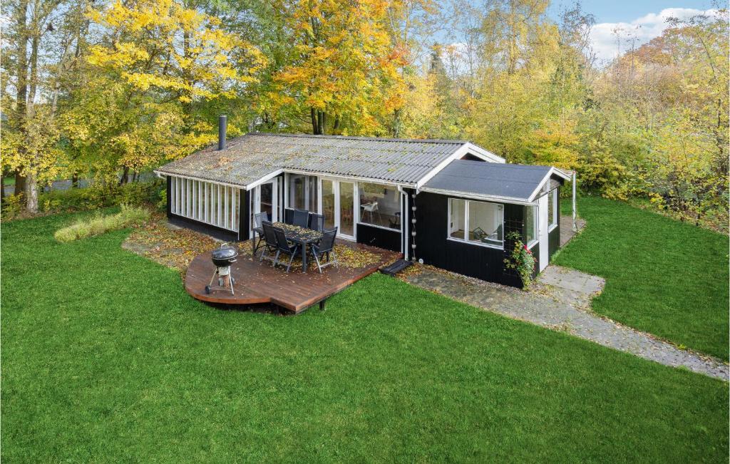 una vista aérea de una casa pequeña con patio en Pet Friendly Home In Faxe Ladeplads With Wifi, en Fakse Ladeplads