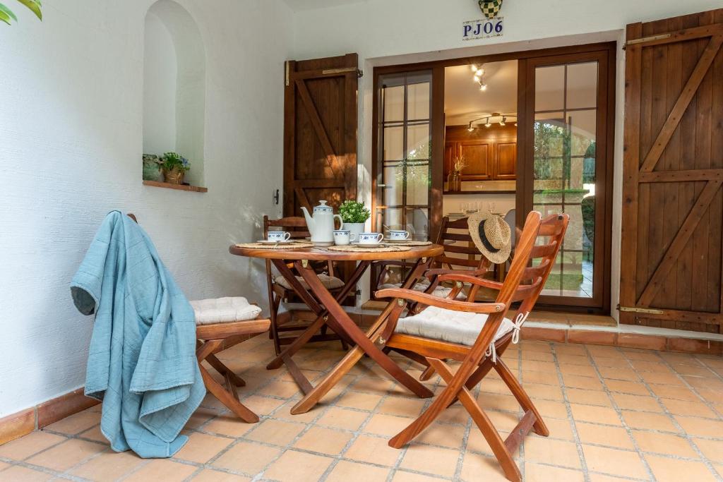 a dining room with a wooden table and chairs at Apartamento Clover in L'Escala