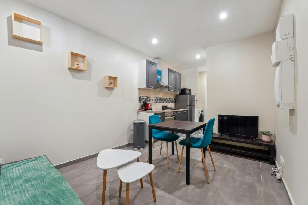 a kitchen and dining room with a table and chairs at Appartement budget avec parking au centre-ville in Charleville-Mézières