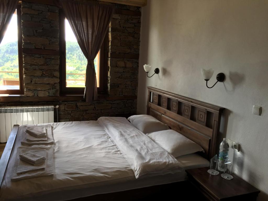 Postel nebo postele na pokoji v ubytování КАЛПАЦИТЕ - Kalpacite Guest Houses