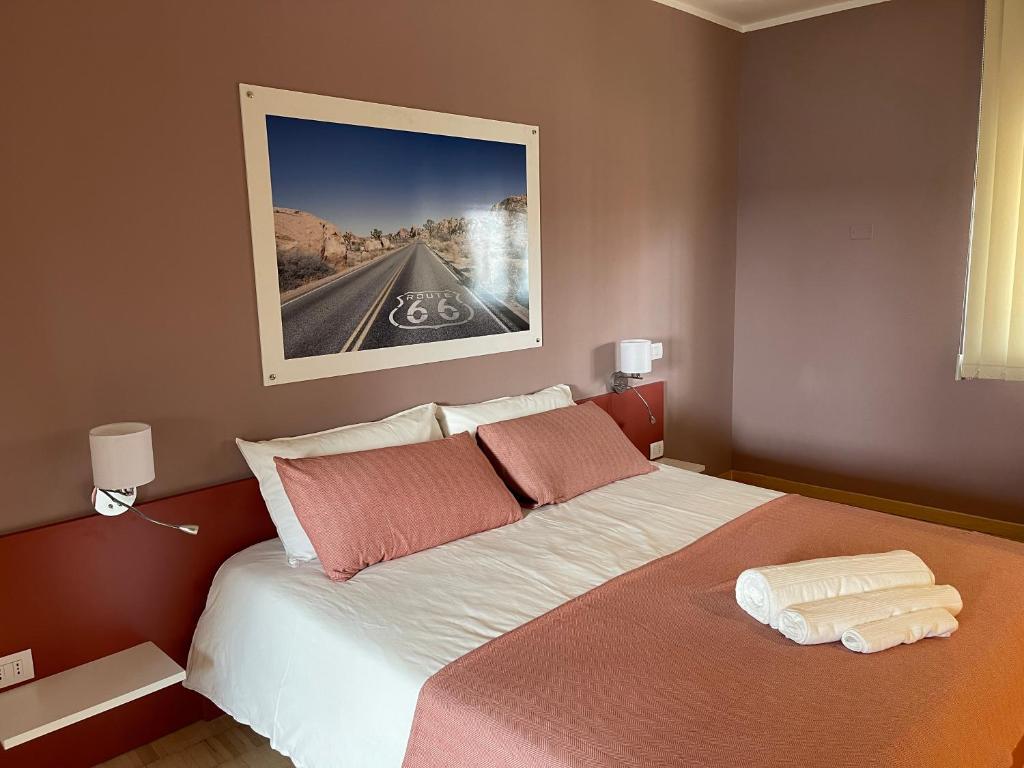 um quarto com uma cama com duas toalhas em Motel Vespucci em Guasticce