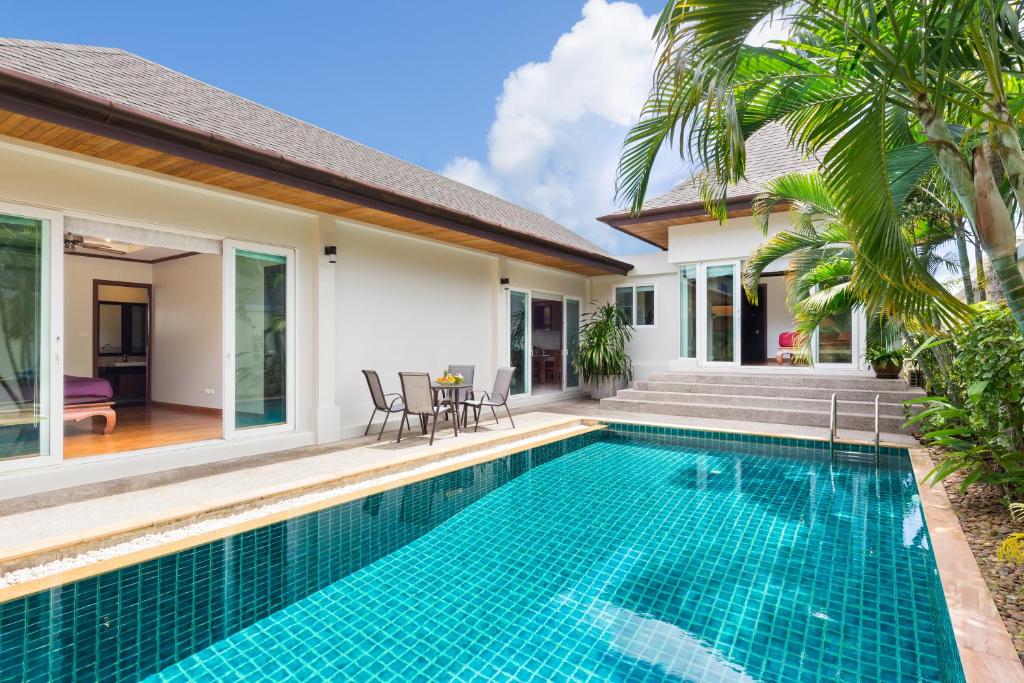 una imagen de una piscina en una villa en Thai-Balinese Boutique Villa Alex in Rawai, 3BR, Private Pool en Rawai Beach