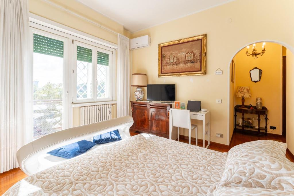 Penthouse Room Private Bath & Wi Fi AC