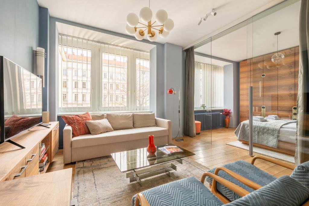 Posezení v ubytování Bauhaus Luxury 2-Bedroom in The Absolute Center