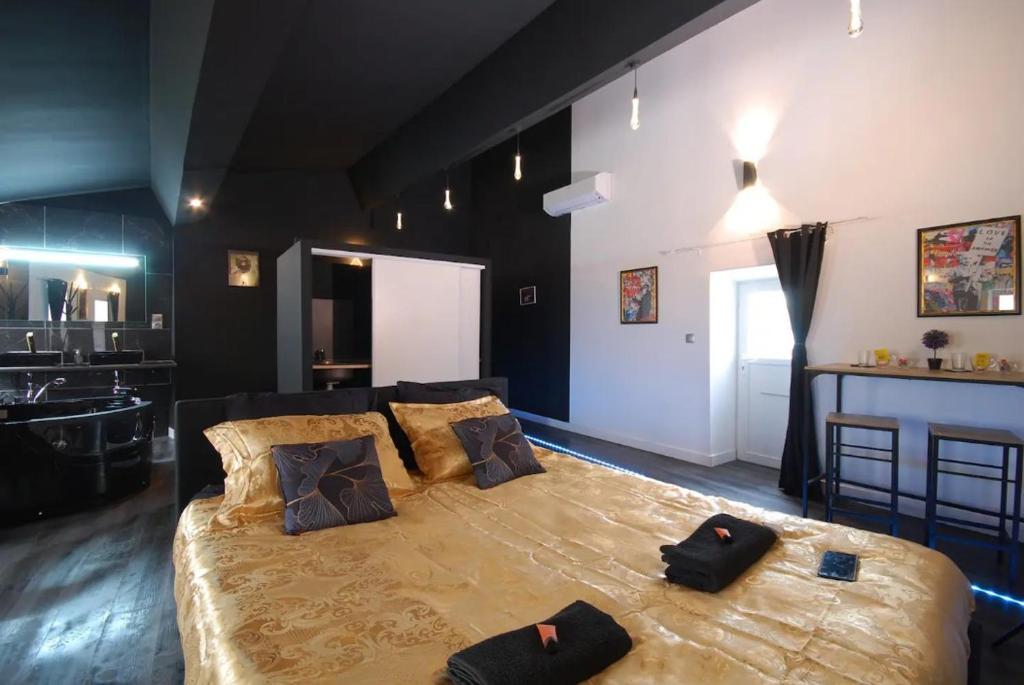 - une chambre avec un grand lit et des oreillers dans l'établissement Moderne Jacuzzi Terrasse, à Narbonne