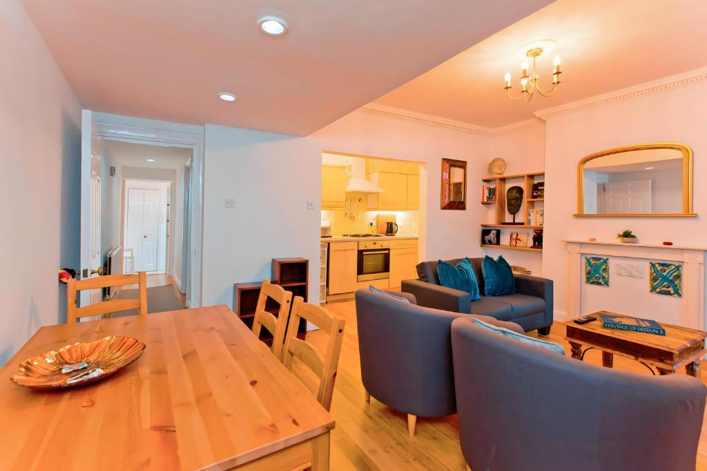 a living room with a table and a dining room at Gorgeous central London 2-bed flat in London