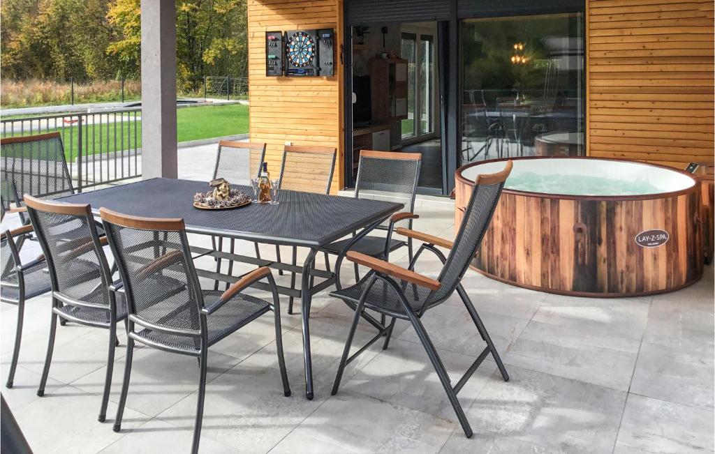 patio con tavolo, sedie e vasca di 3 Bedroom Gorgeous Home In Seliste Dreznicko a Seliste Dreznicko