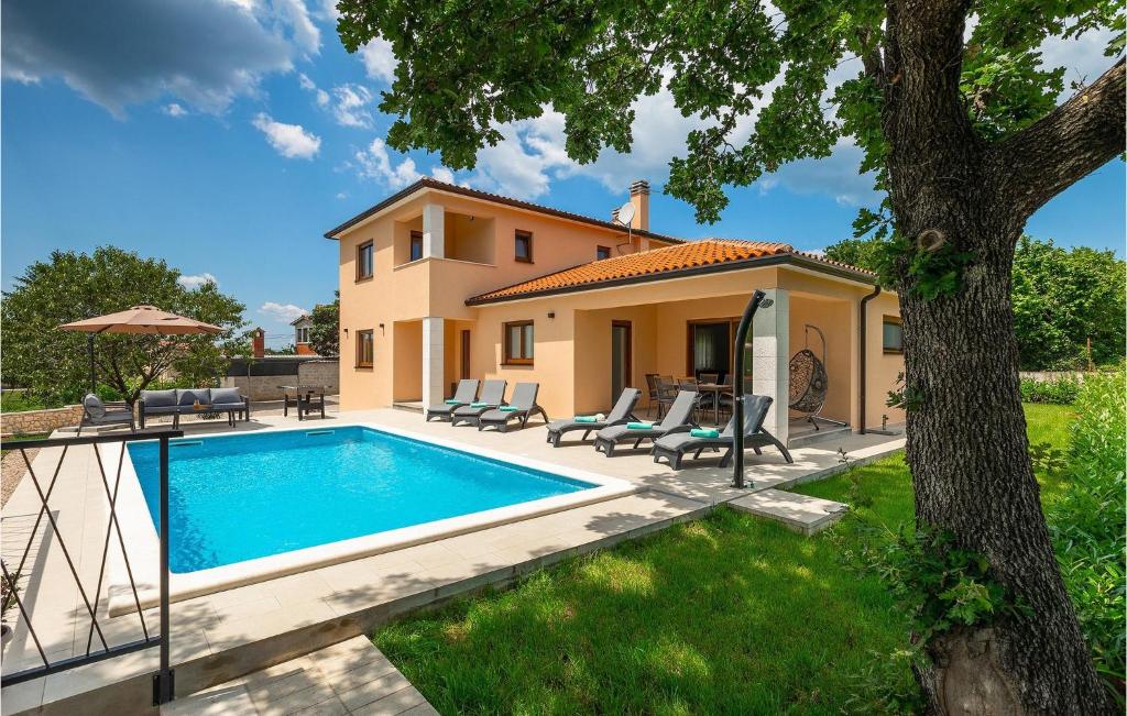 una villa con piscina frente a una casa en Villa Dora N, en Nedeščina