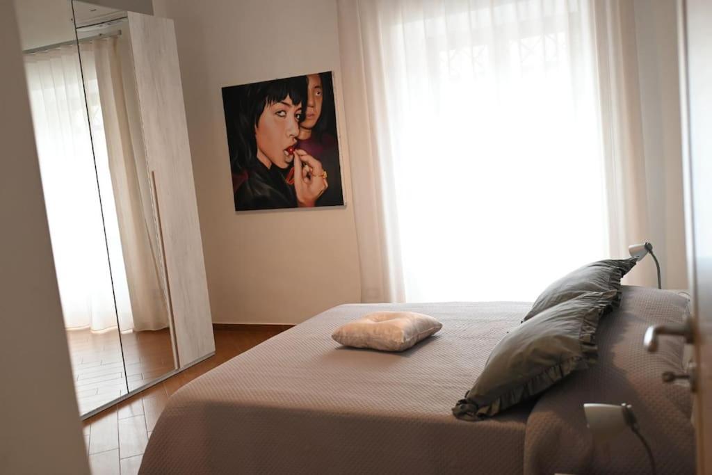 ein Schlafzimmer mit einem Bett und einem Wandgemälde in der Unterkunft White Oplonti House in Torre Annunziata