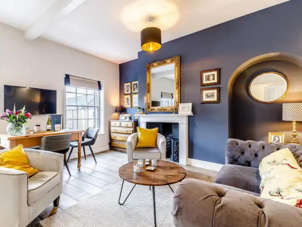 貝克韋爾的住宿－Pass the Keys The Eaves Style & Sophistication Central Bakewell，客厅设有蓝色的墙壁