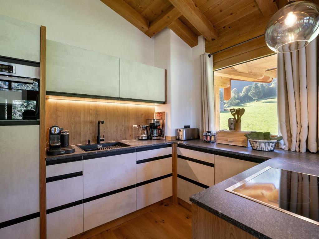 Kuchyň nebo kuchyňský kout v ubytování Das Kaiserwohl Chalet