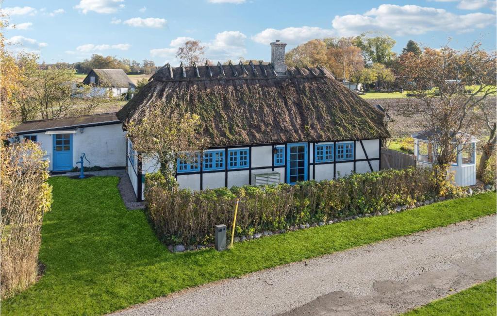 una casa antigua con techo de hierba y jardín en Amazing Home In Horslunde With Kitchen en Horslunde