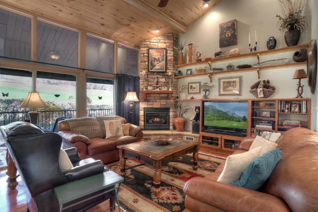 ein Wohnzimmer mit Ledermöbeln und einem TV in der Unterkunft 10 min to Ski | Views | Golf Course | AC + Hot Tub in Durango