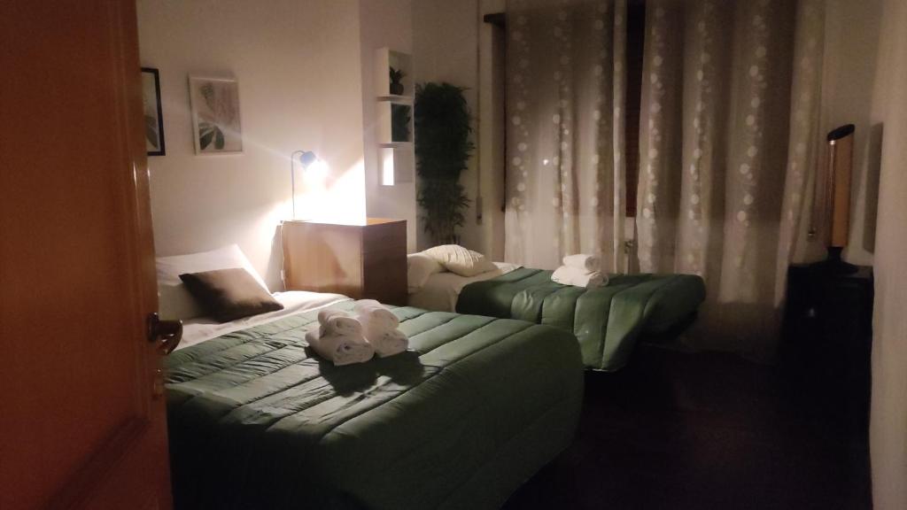 ローマにあるThe italian House in Rome a pochi passi dalla metro Aのベッド2台、ベッドの上に動物の詰め物が備わるホテルルームです。