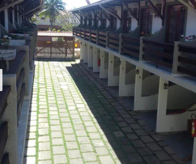 a hallway of a building with a walkway at Casa em Cond. a 80m da Praia do Peró in Cabo Frio