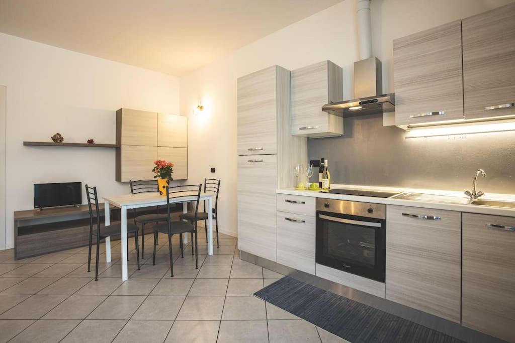 cocina con mesa y comedor en Suite il Borgo [Monza - Milano] + Garage Privato, en Desio