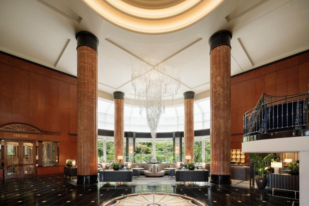 um lobby de um hotel com um lustre em The Westin Tokyo em Tóquio