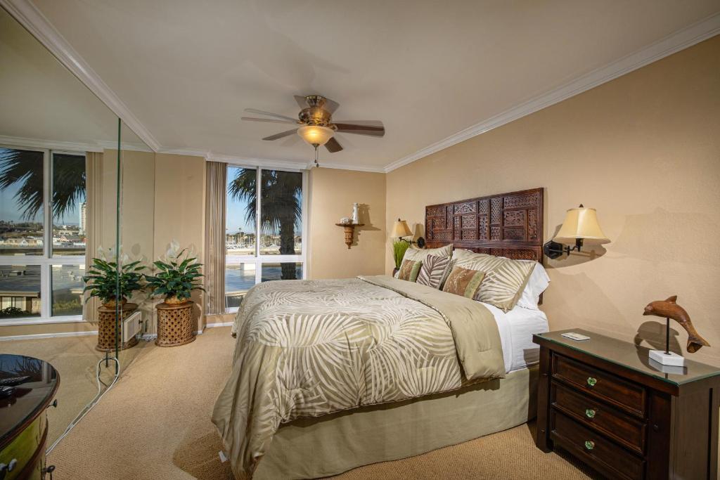 1 dormitorio con 1 cama y ventilador de techo en Casa Del Sol, en Oceanside