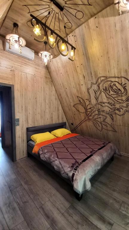 Vǝndam的住宿－Gabala 7 Villa，一间带一张床铺的卧室,位于带天花板的房间内