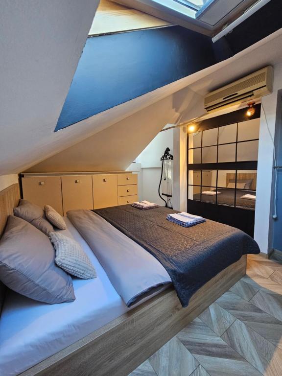 una camera da letto con un grande letto e un soffitto blu di Booking Apartment Rajiceva a Belgrado