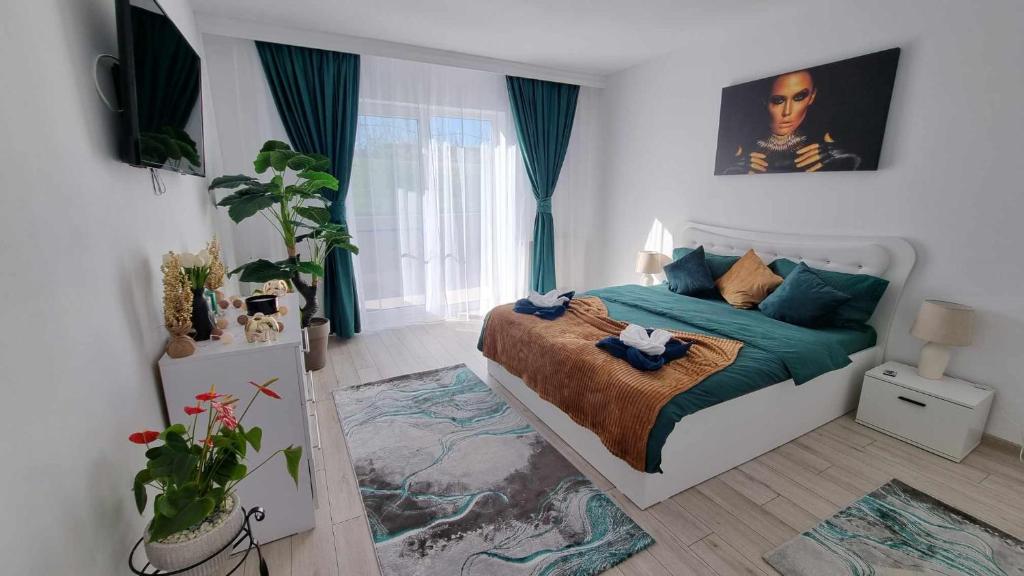 1 dormitorio con 1 cama con almohadas azules en Apartament Ariana Rasnov, en Râșnov