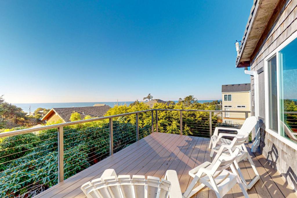 a balcony with chairs and a view of the ocean at Sea Wonder in Tillamook