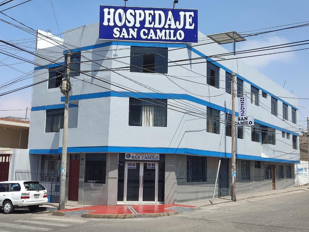 un edificio en una calle con un cartel. en Hospedaje San Camilo Tacna, en Tacna