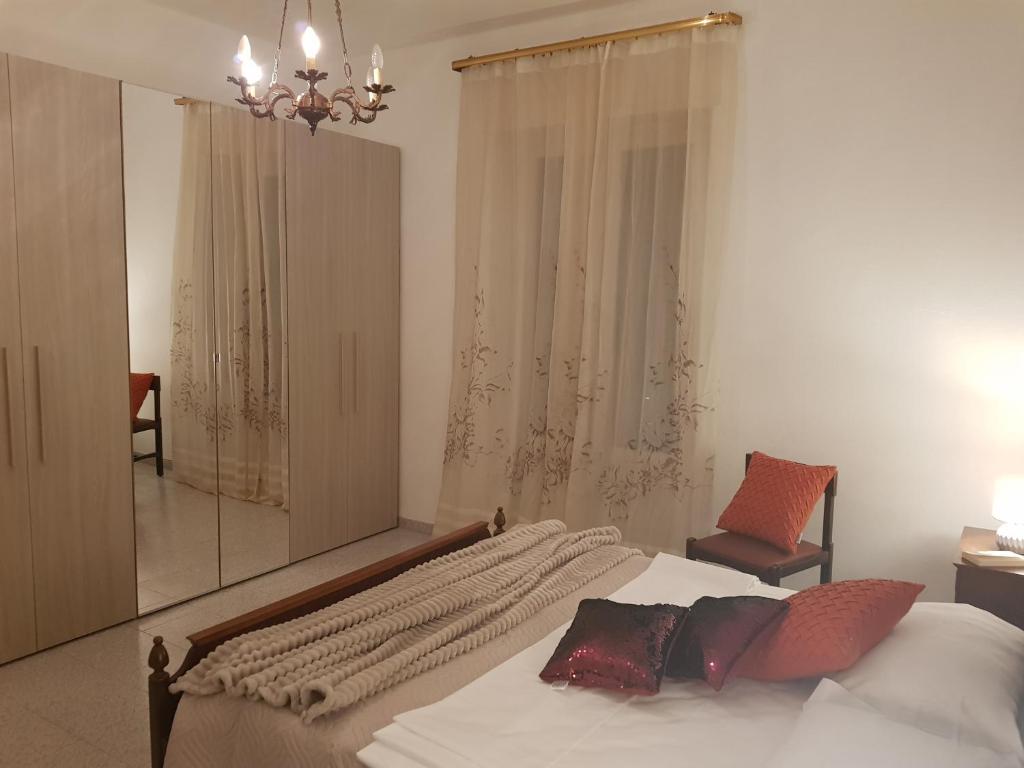 - une chambre avec un lit et un miroir dans l'établissement verona dream, à Vérone