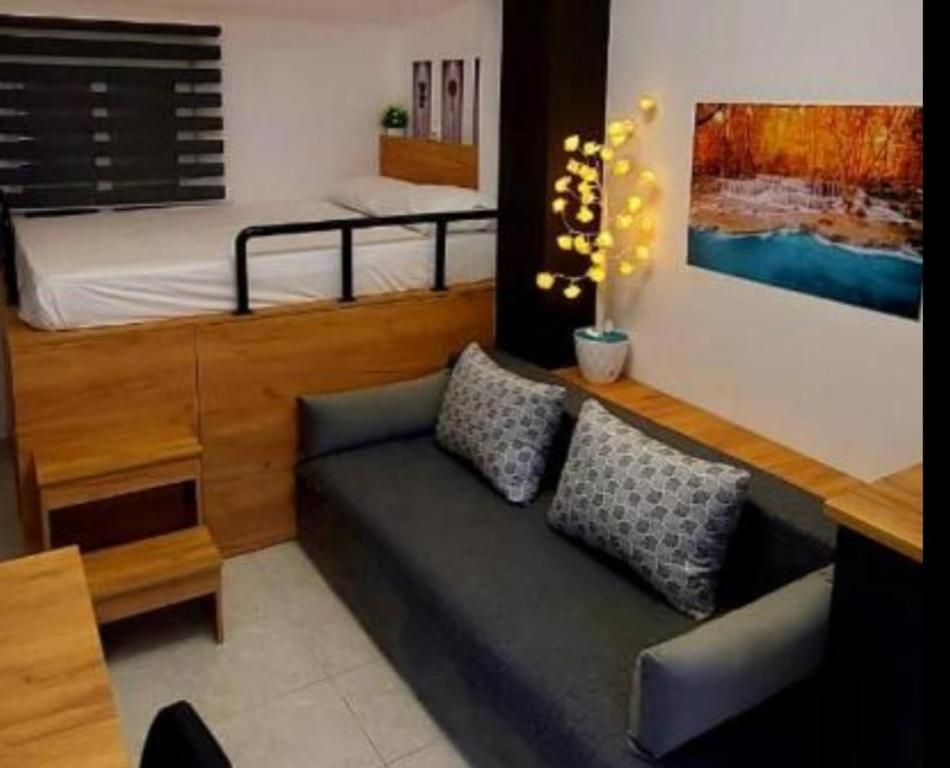 ein Wohnzimmer mit einem Sofa und einem Etagenbett in der Unterkunft Anastasia studio serres in Serres