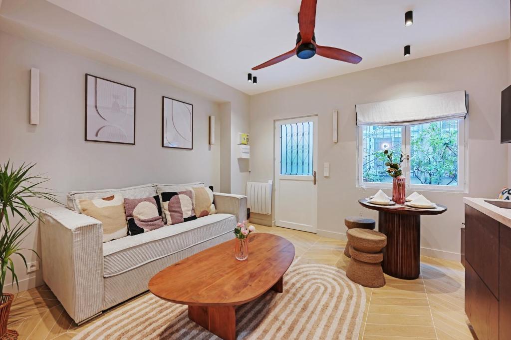 un salon avec un canapé et une table dans l'établissement Superbe T2 Opéra Cadet, à Paris