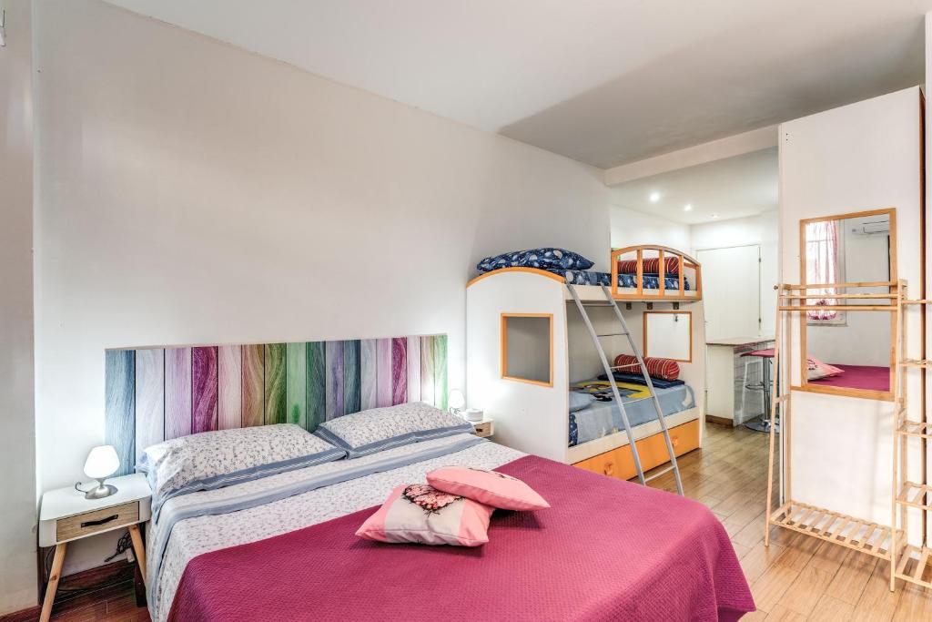 ein Schlafzimmer mit einem Bett mit einer rosa Decke in der Unterkunft SUNSET SUMMER HOUSE in Passoscuro