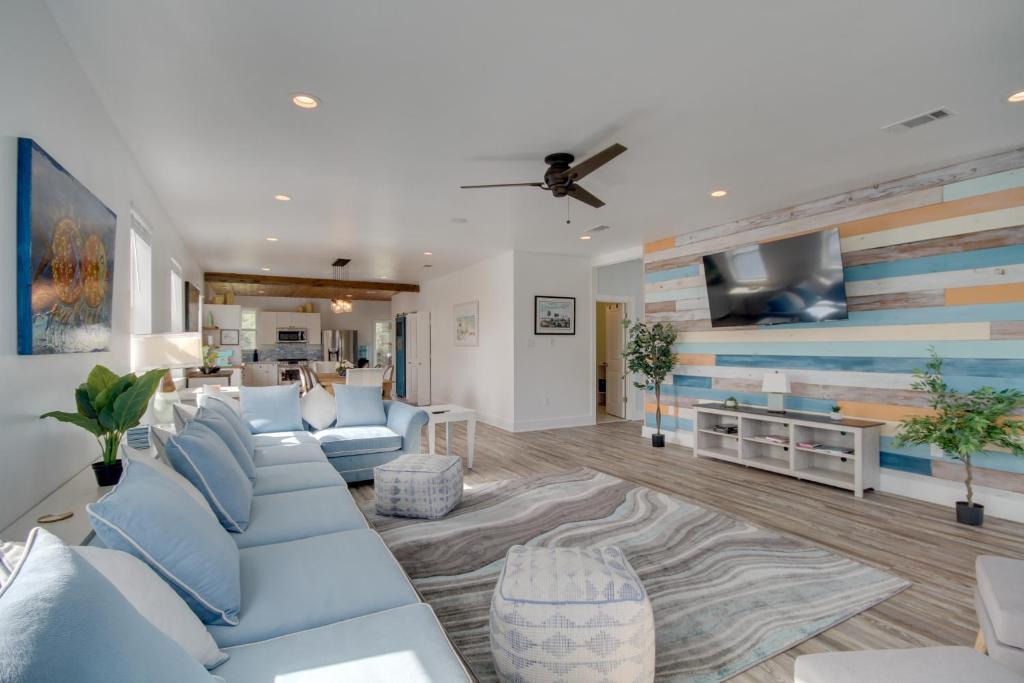 WavelandにあるSunny Waveland Home Rental with Pool Walk to Beach!のリビングルーム(青いソファ、テレビ付)