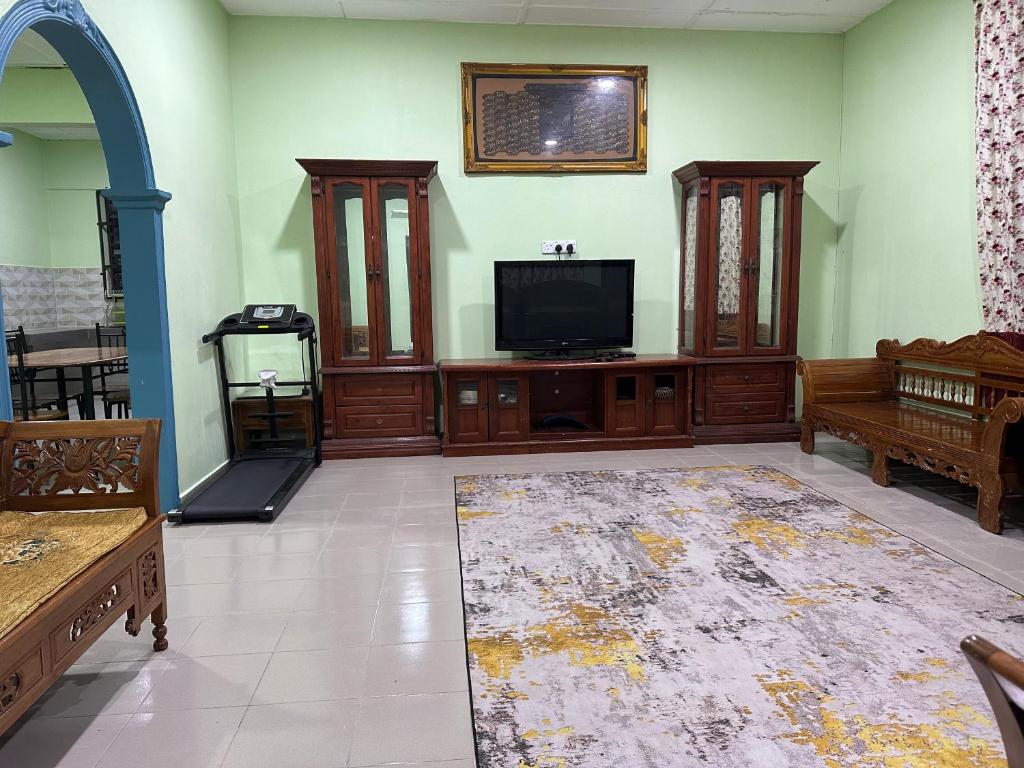 Μια τηλεόραση ή/και κέντρο ψυχαγωγίας στο Homestay Pantai Batu Hitam Kuantan