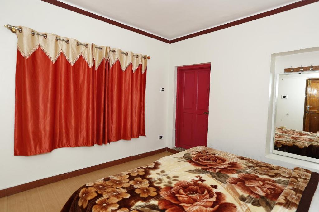 Postel nebo postele na pokoji v ubytování Hotel Sri Balaji