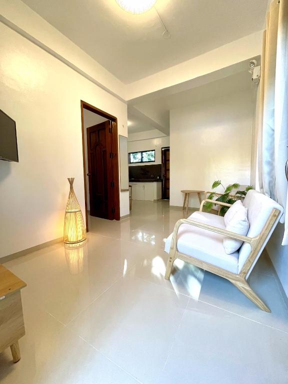 TV a/nebo společenská místnost v ubytování Namal Apartelle - Free Scooter & GYM access