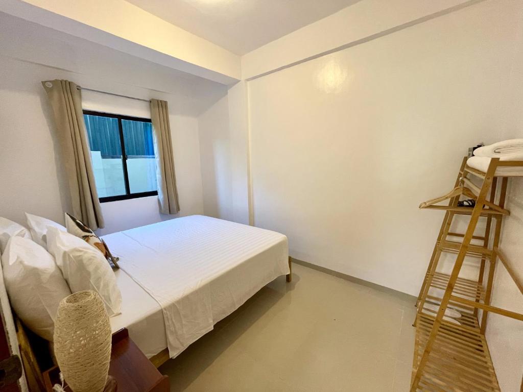 Postel nebo postele na pokoji v ubytování Namal Apartelle - Free Scooter & GYM access