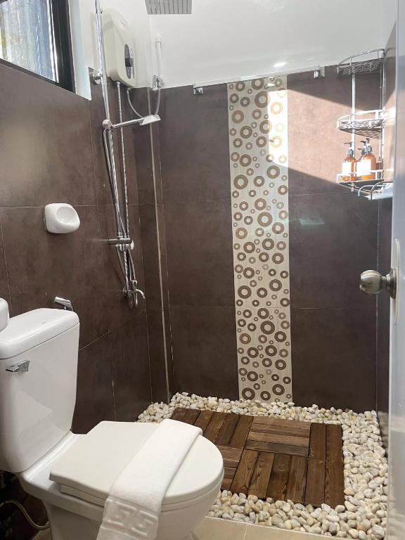 Koupelna v ubytování Namal Apartelle - Free Scooter & GYM access